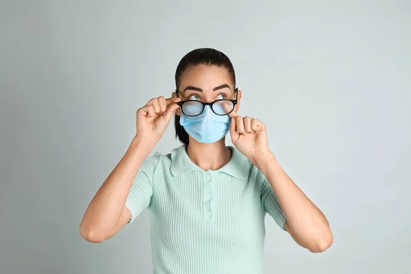 Mujer Limpiando Gafas Niebla Causadas Por Uso Máscara Médica Sobre — Foto de Stock