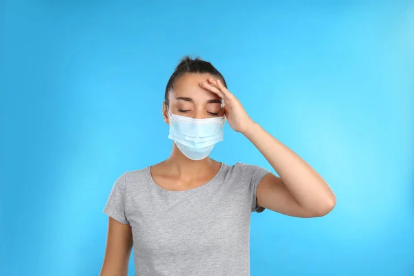 Mujer Estresada Máscara Protectora Sobre Fondo Azul Claro Problemas Salud — Foto de Stock