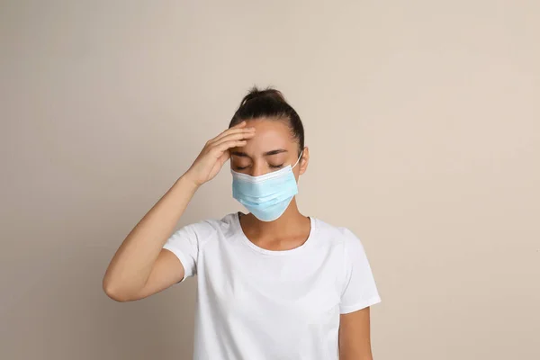 Stressad Kvinna Skyddande Mask Beige Bakgrund Psykiska Hälsoproblem Covid Pandemin — Stockfoto