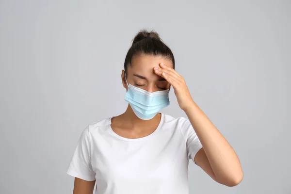 灰色の背景に保護マスクのストレスの女性 Covid 19パンデミック時の精神衛生上の問題 — ストック写真