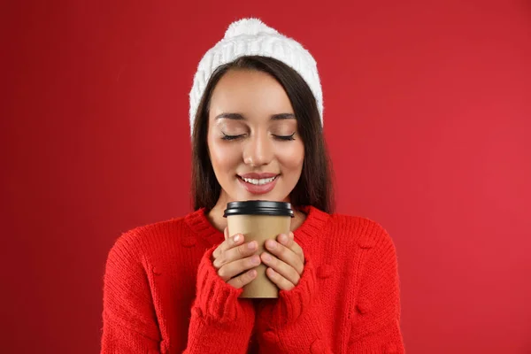 Щаслива Красива Жінка Паперовою Чашкою Глінтвейну Червоному Тлі — стокове фото