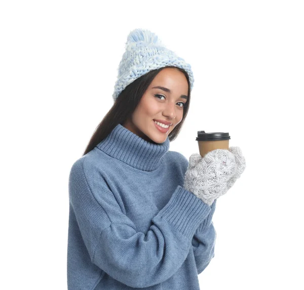 Mulher Bonita Feliz Com Xícara Papel Vinho Quente Fundo Branco — Fotografia de Stock