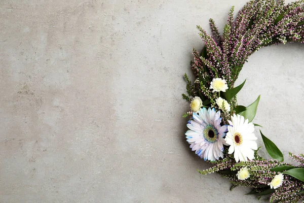 Schöner Herbstlicher Kranz Mit Heideblüten Auf Hellgrauem Hintergrund Draufsicht Raum — Stockfoto