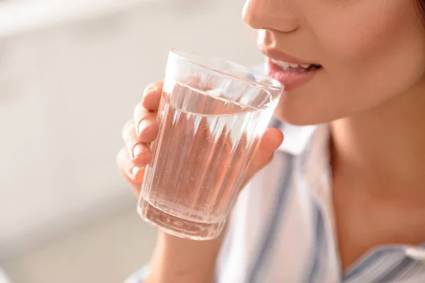 Mujer Joven Bebiendo Agua Pura Vidrio Interior Primer Plano — Foto de Stock