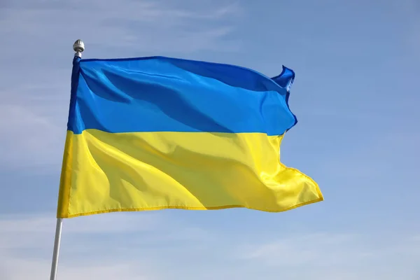 Národní Vlajka Ukrajiny Proti Modré Obloze Detailní Záběr — Stock fotografie