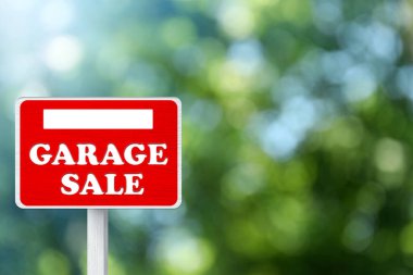 Bulanık yeşil arkaplan, bokeh etkisi üzerine GARAGE satışı ifadesiyle imzala