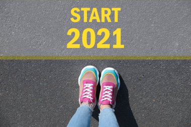 Metin Başlangıç 2021 asfalt Kadın önünde, üst görünüm