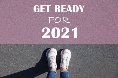 Metin hazırlan 2021 için asfaltta kadının önünde, üst görünüm