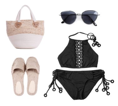 Beyaz arka planda mayo ve yaz aksesuarları, üst manzara. Sahile bak. 