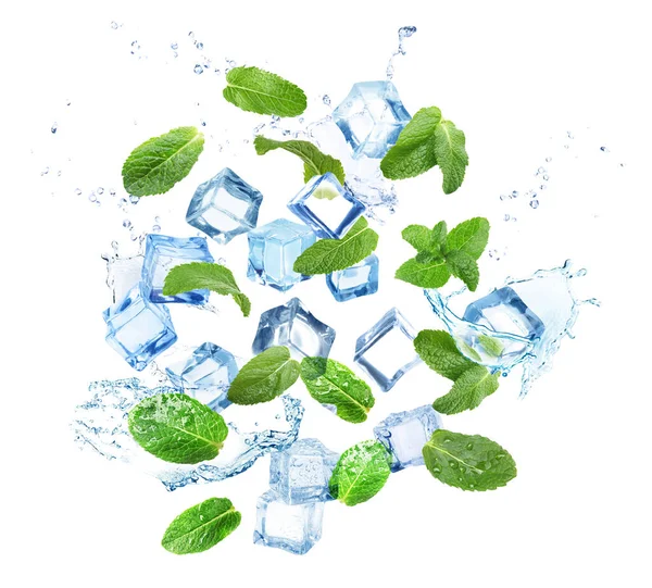 Cubi Ghiaccio Foglie Menta Verde Con Spruzzi Acqua Sfondo Bianco — Foto Stock