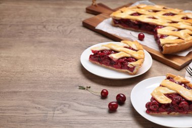 Tahta masada servis edilen lezzetli taze vişneli turta dilimleri. Metin için boşluk