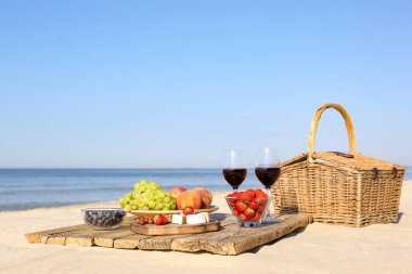 Kumsalda yemek ve şarap. Yaz pikniği