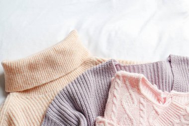 Beyaz kumaştan örülmüş süveterler, düz bir döşeme