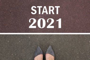 Metin Başlangıç 2021 asfalt Kadın önünde, üst görünüm