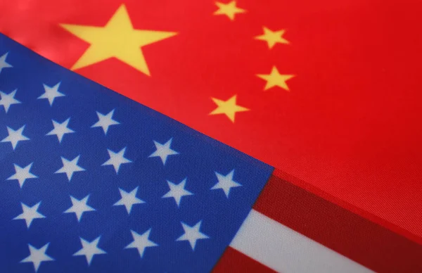 美国和中国的国旗为背景 国际关系 — 图库照片