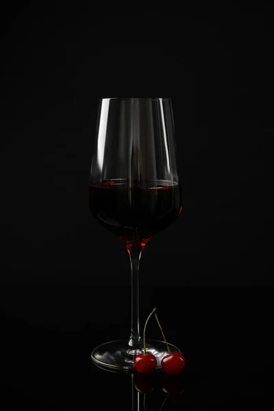 Pyszne Wino Wiśniowe Dojrzałymi Soczystymi Jagodami Czarnym Tle — Zdjęcie stockowe