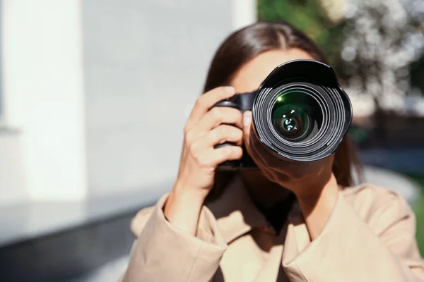 Privatdetektiv Mit Kamera Spioniert Auf Stadtstraße — Stockfoto