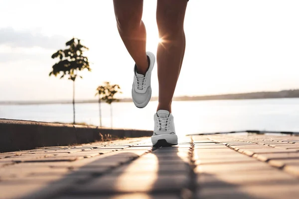 Ung Kvinna Springer Nära Floden Morgonen Närbild — Stockfoto