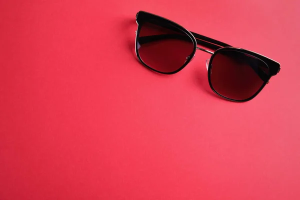 Stylowe Okulary Przeciwsłoneczne Różowym Tle Widok Góry Miejsce Tekst — Zdjęcie stockowe