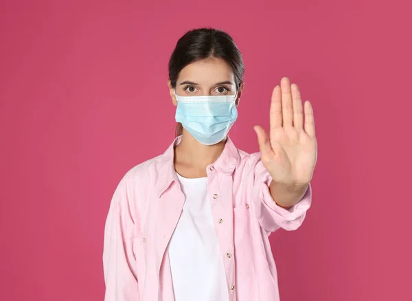 Mulher Máscara Protetora Mostrando Gesto Parada Fundo Rosa Prevenir Propagação — Fotografia de Stock