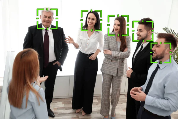 Sistema Reconocimiento Facial Que Identifica Las Personas Una Reunión Negocios —  Fotos de Stock