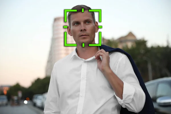 Sistema Reconhecimento Facial Identificando Homem Rua Cidade — Fotografia de Stock