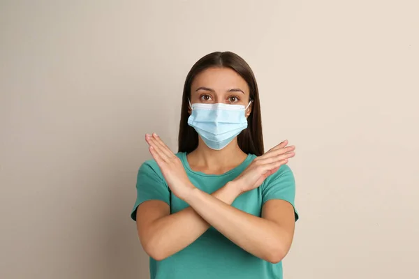 Mulher Máscara Protetora Mostrando Parar Gesto Fundo Bege Prevenir Propagação — Fotografia de Stock