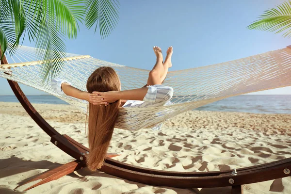 Mujer Relajante Hamaca Bajo Hojas Palma Verde Playa Soleada — Foto de Stock
