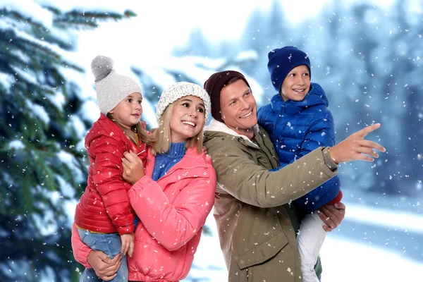 Glückliche Familie Verbringt Zeit Zusammen Winterwald — Stockfoto