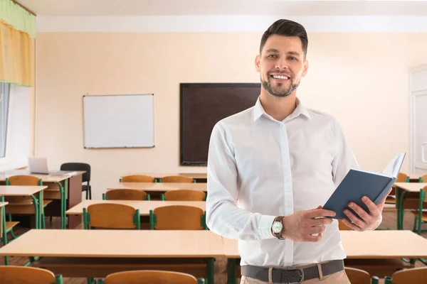 有一本书在教室等学生的老师 — 图库照片