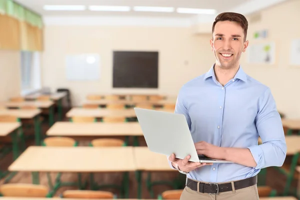 Jonge Leraar Met Laptop Wachtend Leerlingen Klas — Stockfoto