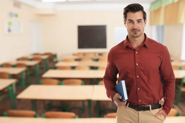 Guru Sekolah Muda Menunggu Siswa Kelas — Stok Foto