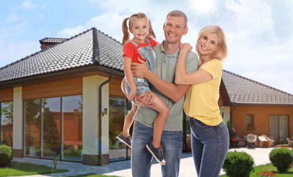 Happy Family Standing Front House Sunny Day — Stock Photo, Image