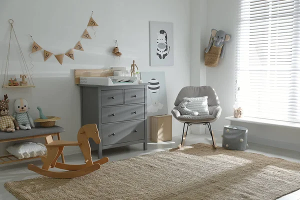 Prachtig Babykamerinterieur Met Speelgoed Schommelstoel Moderne Aankleedtafel — Stockfoto