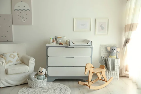 Quarto Bebê Bonito Interior Com Brinquedos Poltrona Mesa Vestir Moderna — Fotografia de Stock