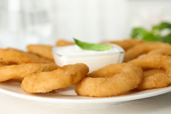 Deliciosos Anéis Cebola Com Molho Mesa Madeira Branca Close — Fotografia de Stock