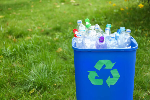 Многие использовали бутылки в мусорном ведре на открытом воздухе, пространство для текста. Переработка пластмасс