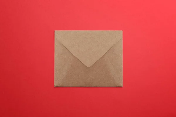 Envelope Papel Marrom Fundo Vermelho Vista Superior — Fotografia de Stock