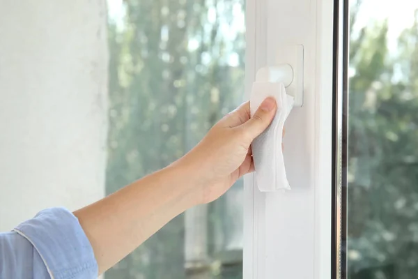 Mujer Usando Papel Seda Para Abrir Ventana Interior Primer Plano — Foto de Stock