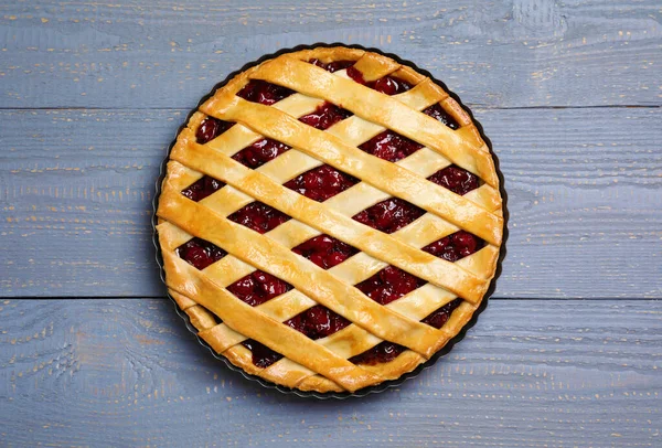 Délicieuse Tarte Aux Cerises Fraîche Sur Table Bois Gris Clair — Photo