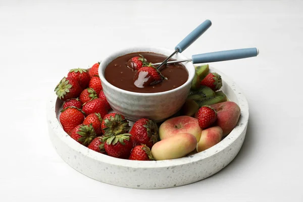 Fondue Pot Met Chocolade Mix Van Fruit Witte Houten Tafel — Stockfoto