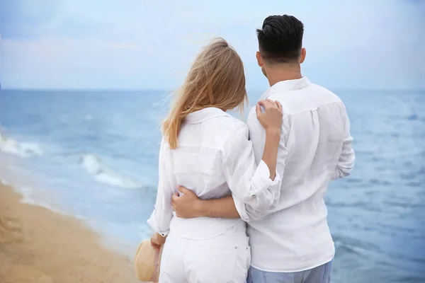 Lyckligt Par Som Har Romantisk Promenad Stranden — Stockfoto