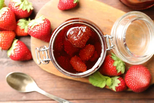 Heerlijke Gepekelde Aardbeienjam Verse Bessen Houten Tafel Plat Gelegd — Stockfoto