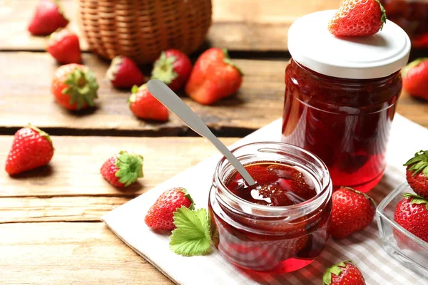 Heerlijke Gepekelde Aardbeienjam Verse Bessen Houten Tafel — Stockfoto