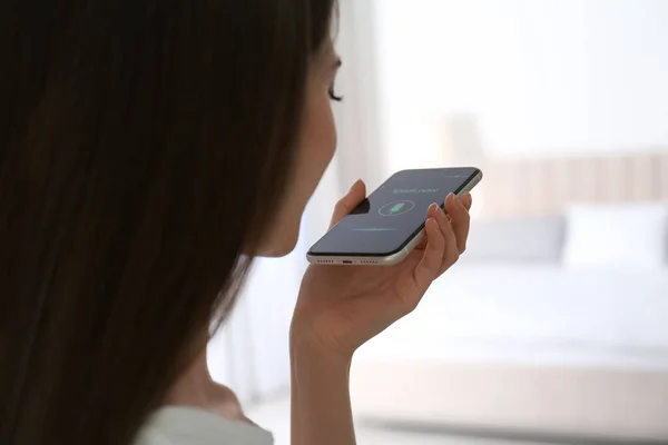 Mulher Usando Pesquisa Voz Smartphone Dentro Casa Close — Fotografia de Stock