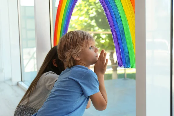 Маленькие Дети Возле Радужной Живописи Окнах Помещении Концепция Stay Home — стоковое фото