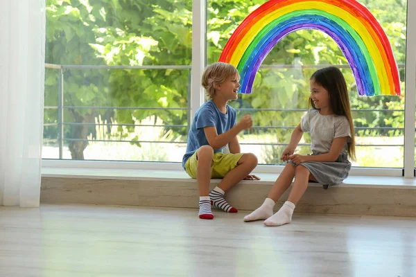 Маленькие Дети Играют Рядом Радужной Картиной Окне Помещении Концепция Stay — стоковое фото