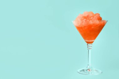 Açık mavi arkaplanda martini bardağında buzu tıraş etmek, metin için boşluk