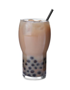 Beyaz bardakta muhallebi topları ile köpüklü süt çayı.