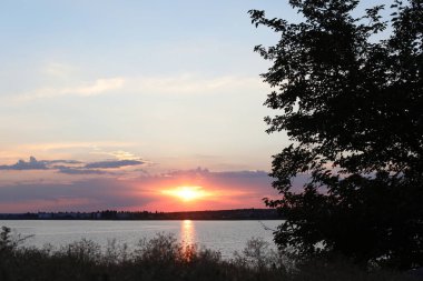 Nehir kenarında güzel bir gün doğumu manzarası. Sabah gökyüzü